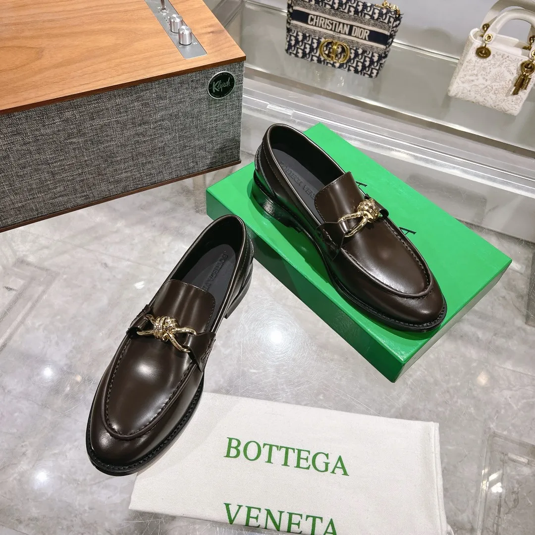 [BV] Top P: 860💰 Size: Female 35-39 (Female 40 custom-made) Male 39-44 (38.45 non-refundable) Bottega Veneta 2025 Autumn and Winter counter style! Small round toe loafers! Imported leather outsole! Imported open edge beaded cowhide! Solid color Niuli!